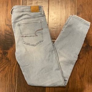 American Eagle super stretch size 8 light wash skinny jeans